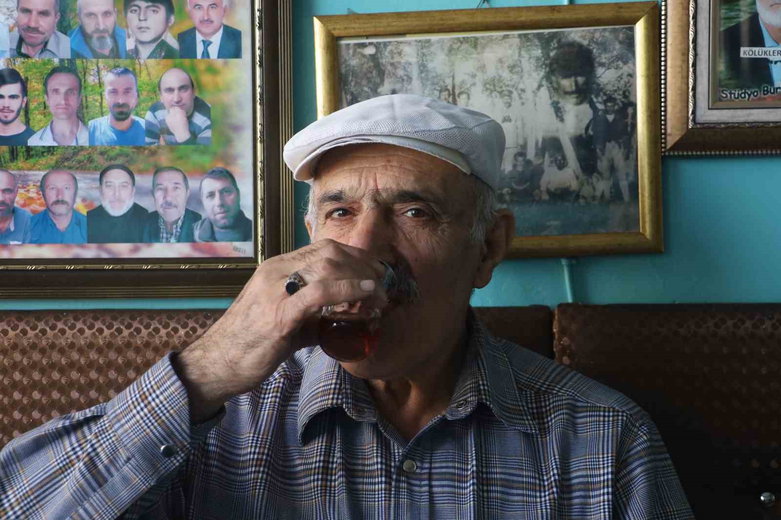 Sivas’ta Bir Çay Ocağından Nostalji Rüzgarları: Duvarlarda Asılı 2 Bin Fotoğraf