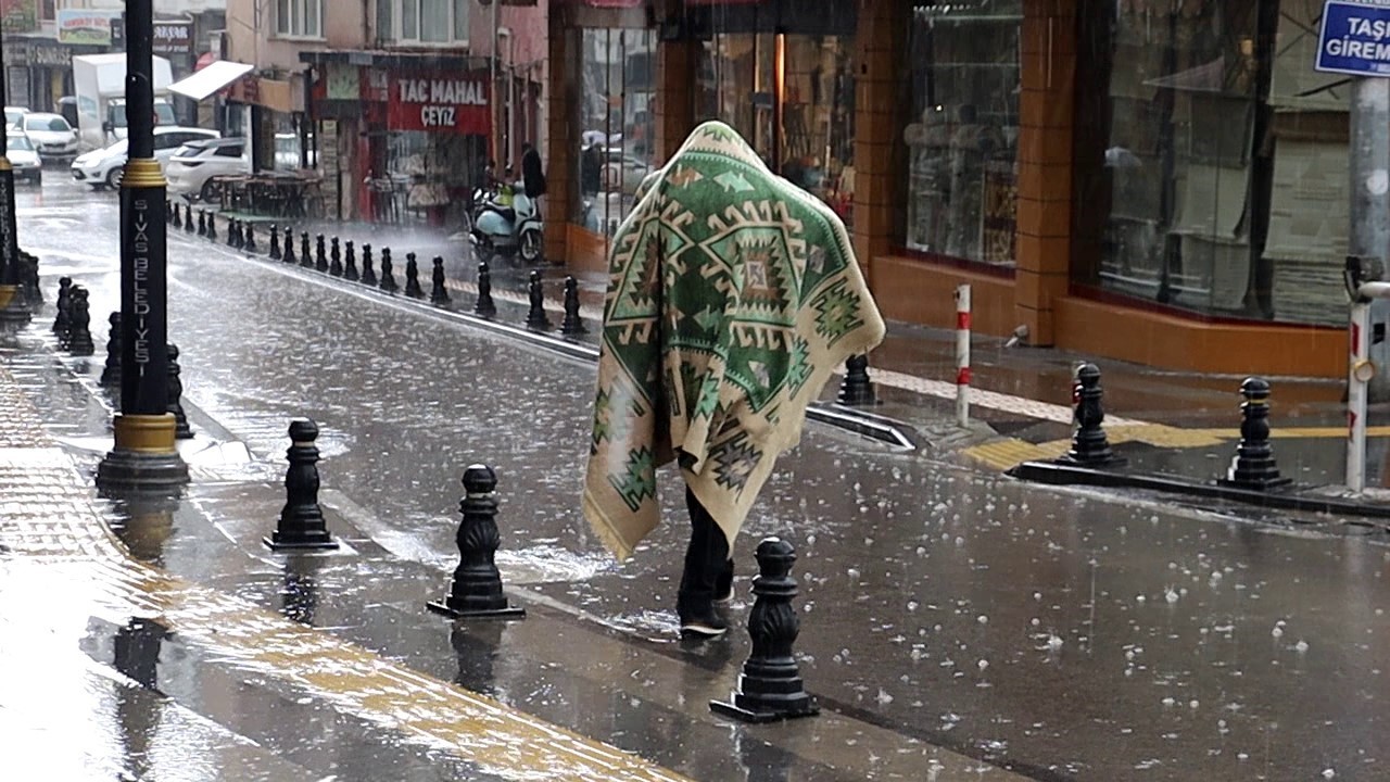 Sivas’ta Dolu Yağışı Sürprizi ve Vatandaşların Yaratıcı Korunma Çabaları