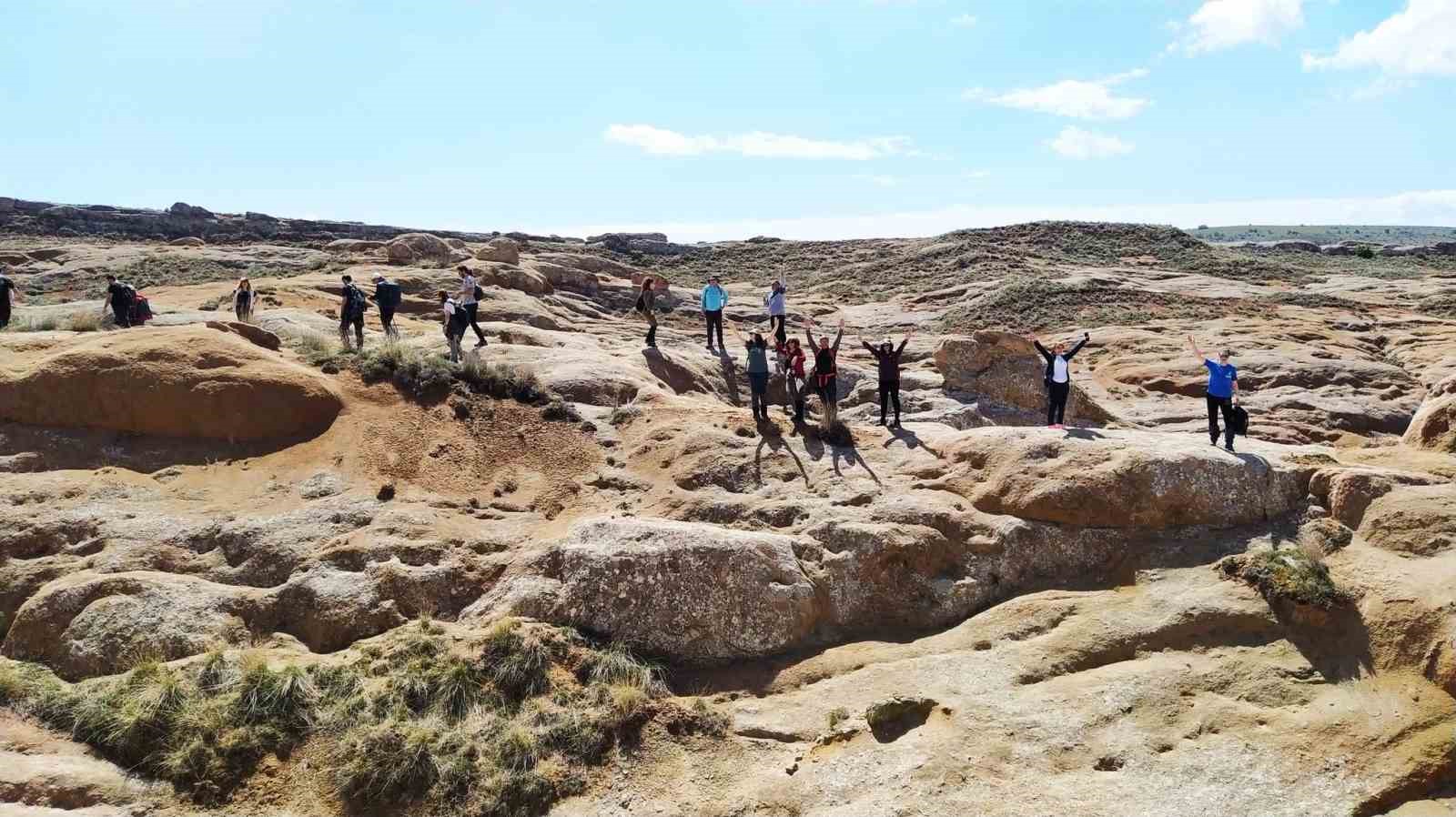 Sivas’ta ‘Dünyadaki Mars’ Eğribucak Kayalıkları’nda Doğa Yürüyüşü Büyük İlgi Gördü