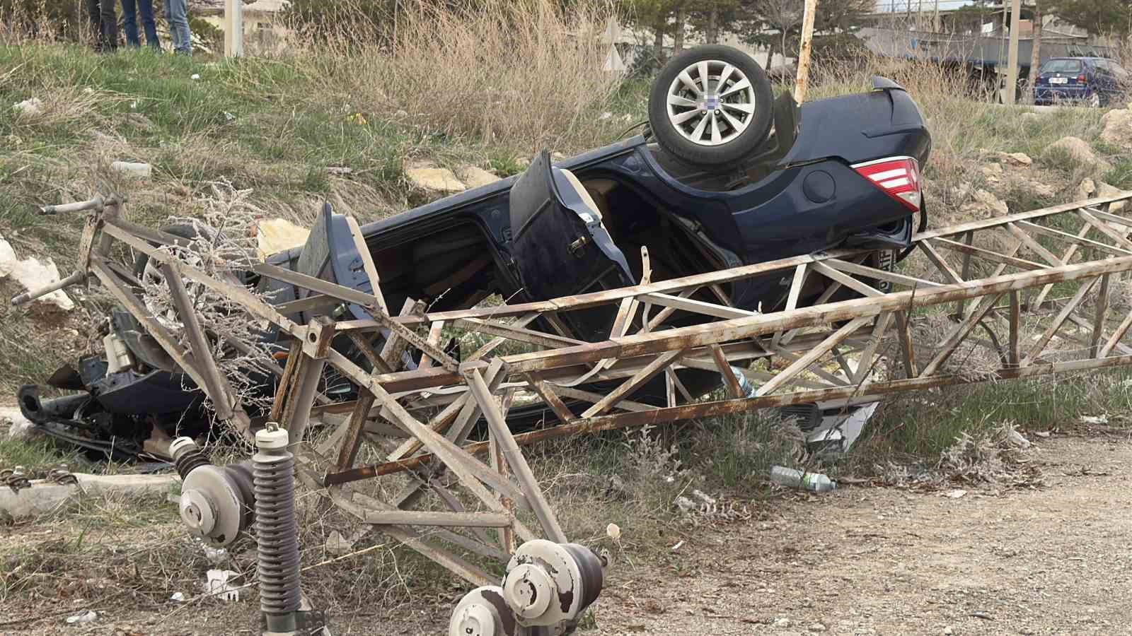 Sivas’ta Feci Kaza: Otomobil Cami Bahçesine Uçtu, 5 Yaralı