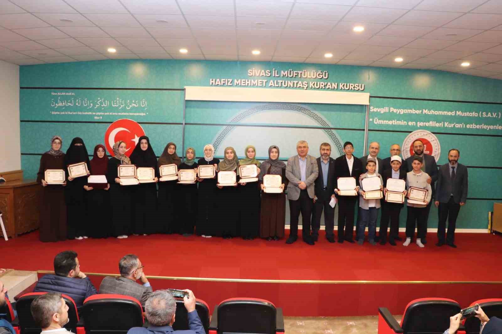 Sivas’ta Hafızlık Belgesi Alan Öğrencilere Törenle Belgeleri Verildi