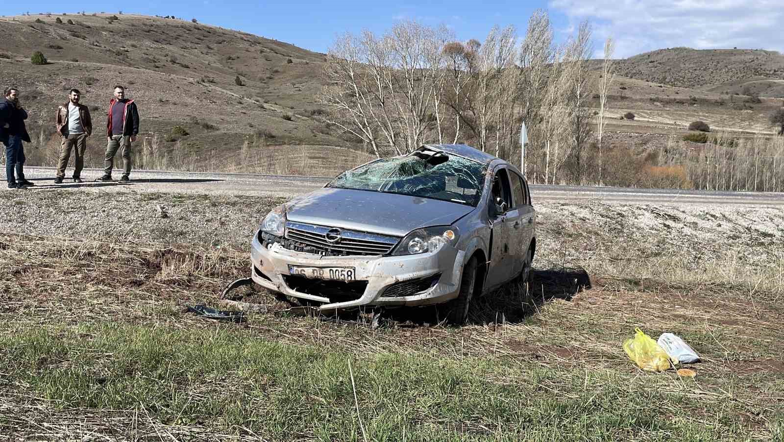 Sivas’ta Kontrolden Çıkan Araç Tarlaya Uçtu: Bir Aile Kazada Yaralandı