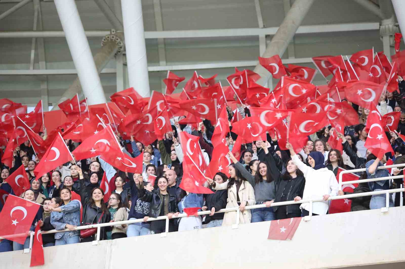 Sivas’ta Milli Maç Coşkusu: 4 Eylül Stadyumu’nda Tribünler Doldu Taştı