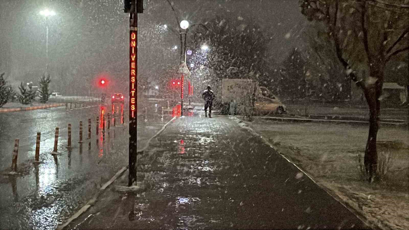 Sivas’ta Nisan Ayında Sürpriz Kar Yağışı