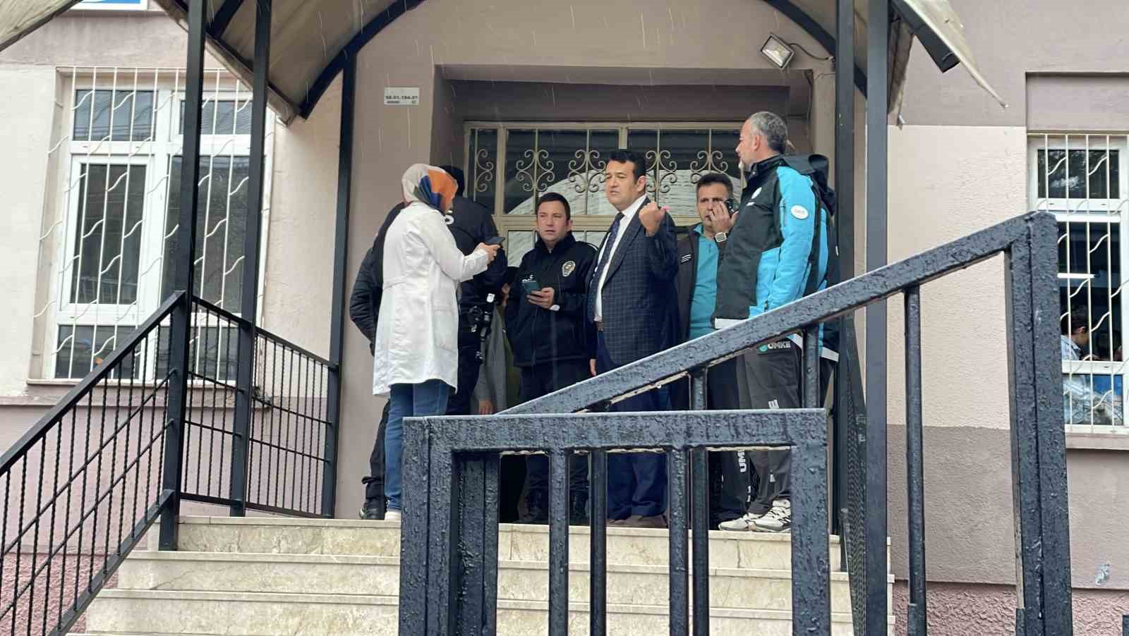 Sivas’ta Okul Etkinliğinde Gıda Zehirlenmesi Şüphesi: 13 Öğrenci Hastaneye Sevk Edildi