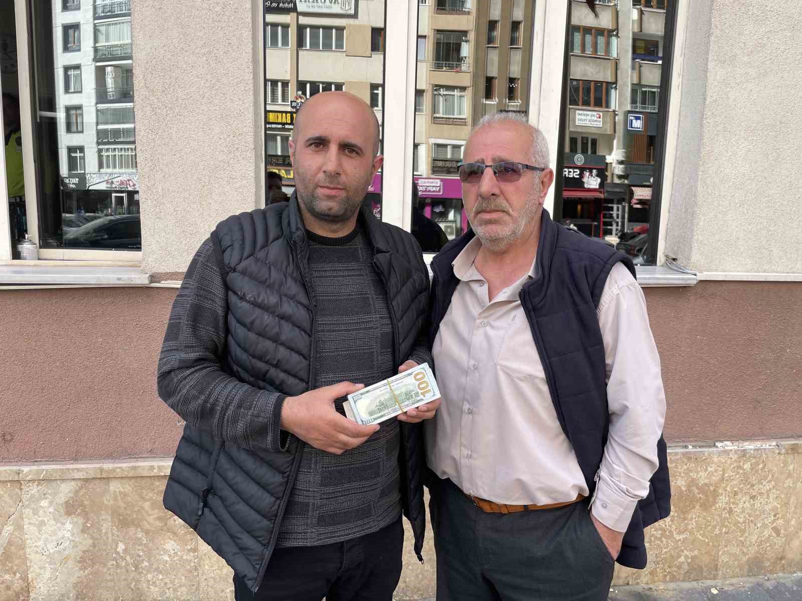 Sivas’ta Örnek Vatandaşlık: Buldukları Büyük Miktarı Parayı Polise Teslim Ettiler