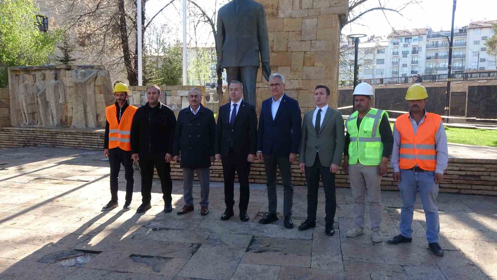 Sivas’ta Tarihi Atatürk Anıtı Yenileniyor