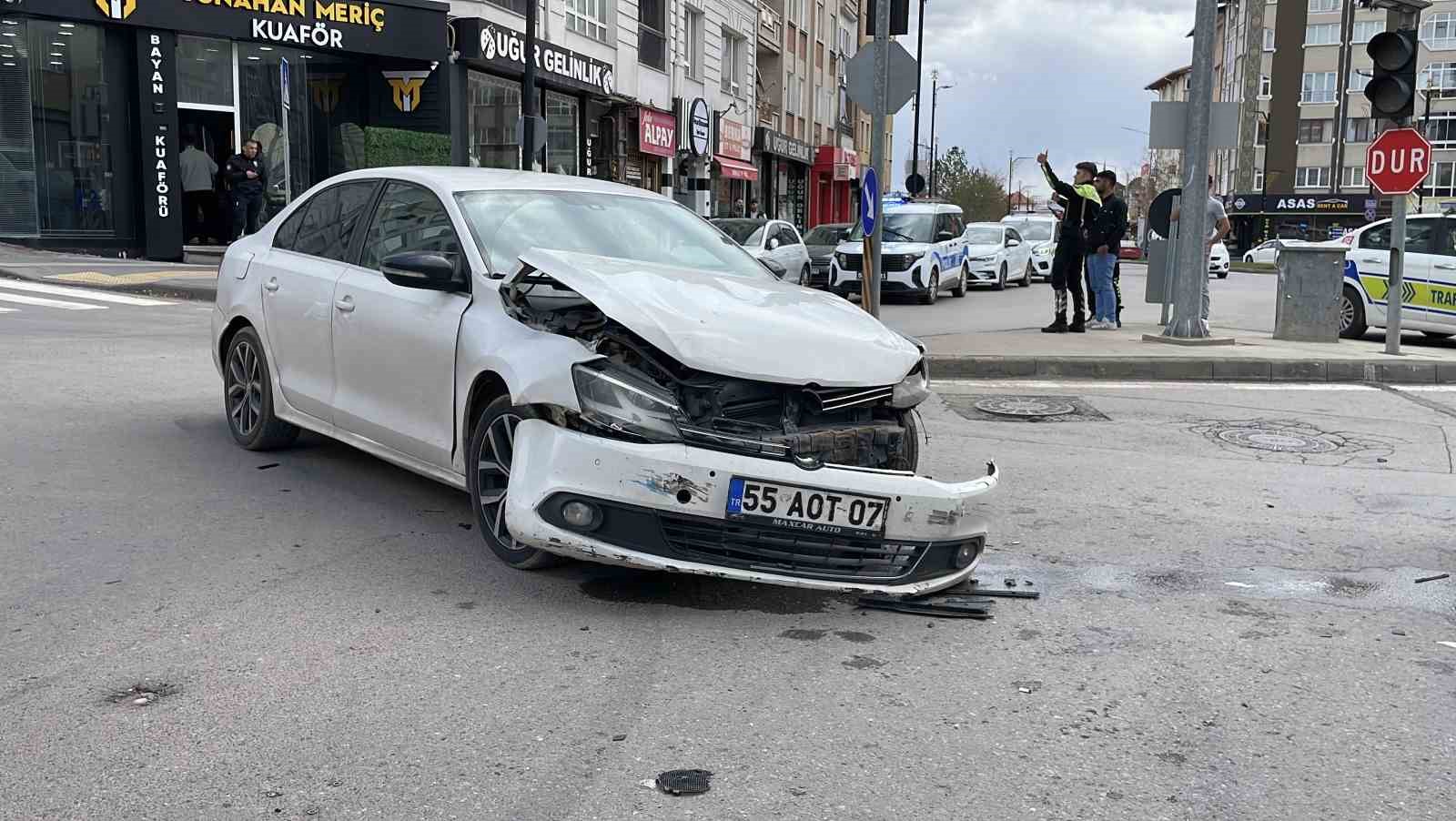 Sivas’ta Trafik Kazası: Bir Yaralı ve Güvenlik Kamerasına Yansıyan Anlar