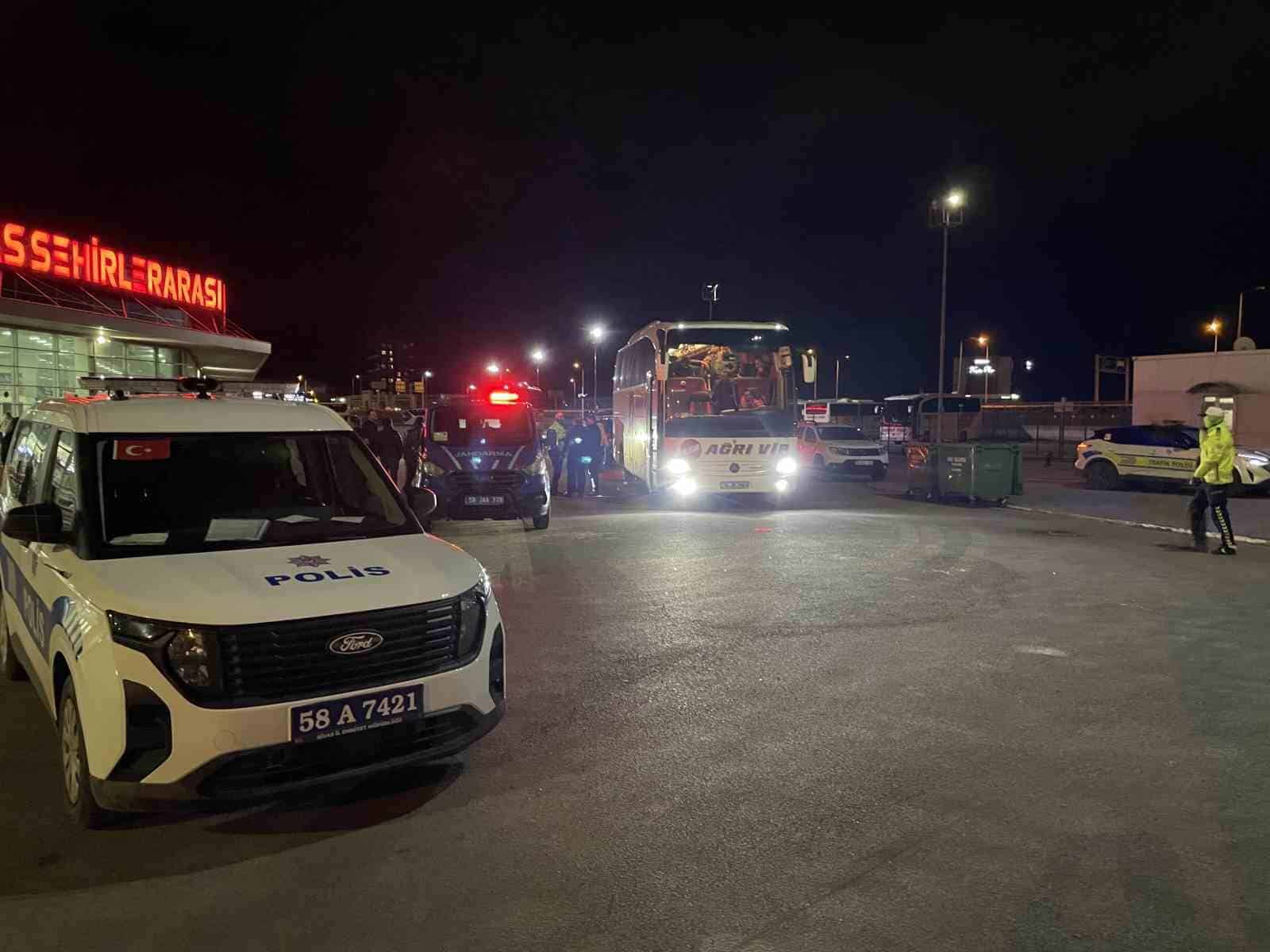 Sivas’ta Trajik Kaza: Yolcu Otobüsü Üzerinden Geçtiği Kişinin Kimliği Belirlendi