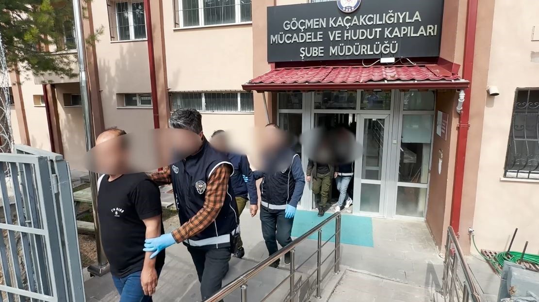 Sivas’ta Yakalanan 5 Afgan Kaçak Göçmen Geri Gönderme Merkezine Sevk Edildi