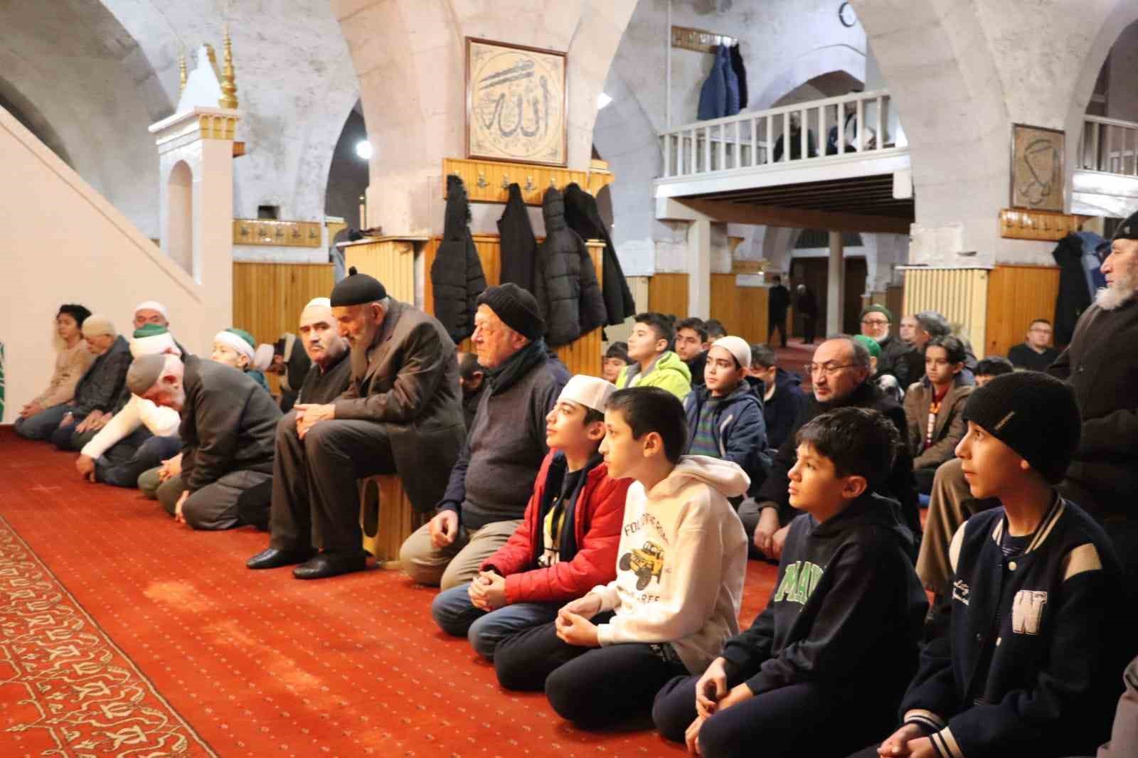 Sivas’taki Öğrenciler Sabah Namazında Bir Araya Geldi