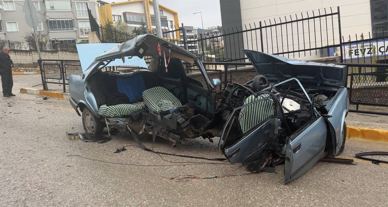 Tokat’ta Trafik Kazası: Kontrolünü Kaybeden Otomobil İkiye Bölündü