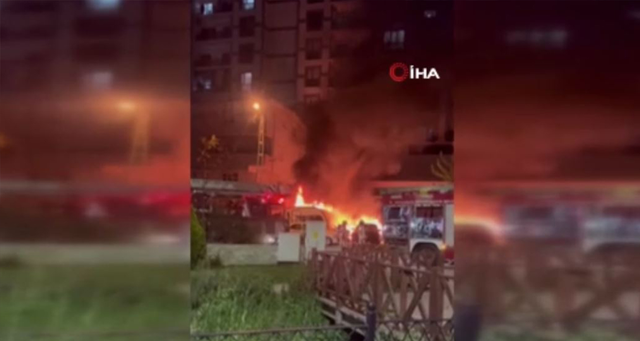 Tuzla’da Park Halindeki Araçlar Kül Oldu