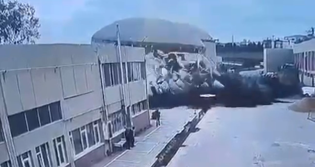 Tuzla’daki Arıtma Tesisi’nde Korkutan Patlama Anı Güvenlik Kameralarına Yansıdı