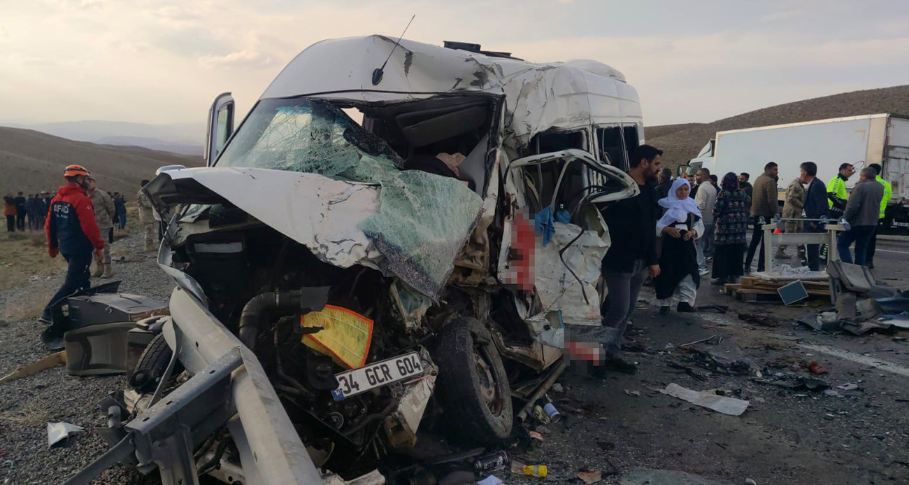 Van’da Yolcu Minibüsüyle Kamyonet Çarpıştı: 6 Ölü, 13 Yaralı