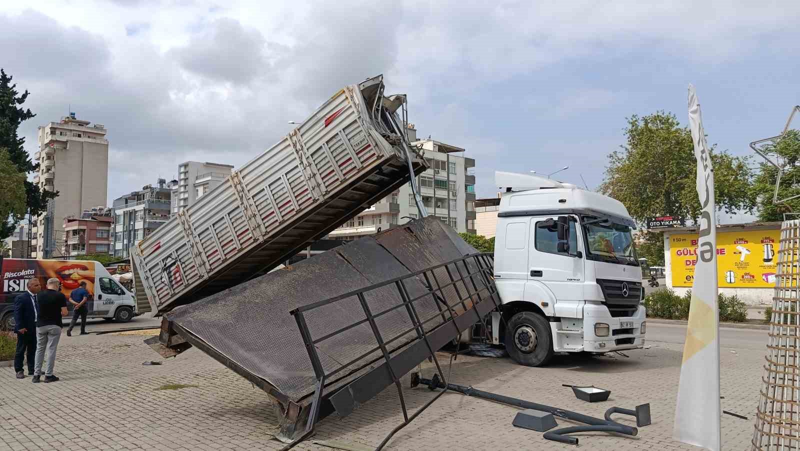 Adana’da Tırın Damperi Açıldı, Üst Geçidi Yıktı: Büyük Faciadan Dönüldü