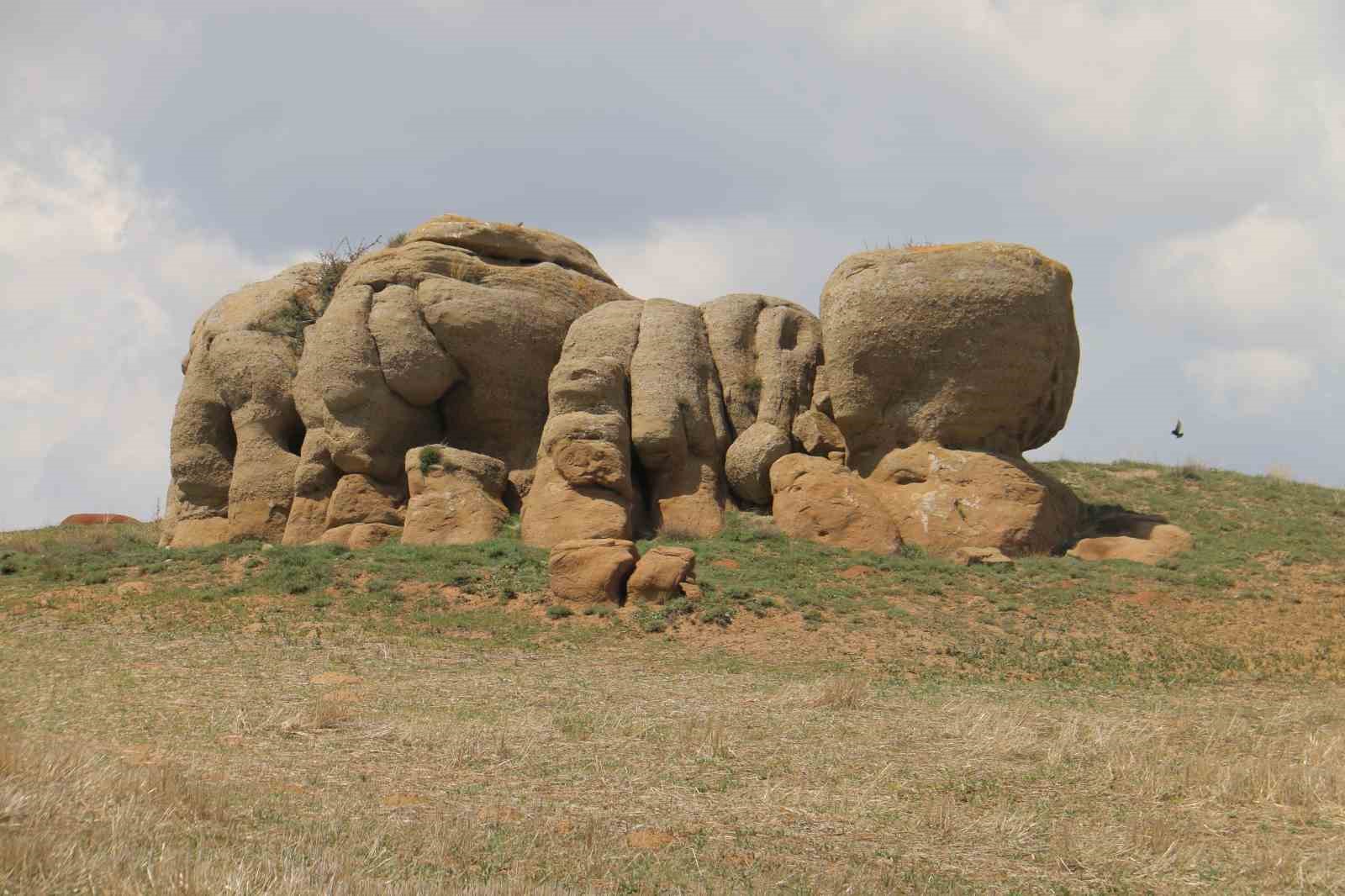 Altınyayla’daki Gizemli Kayalar: Doğal Sanat Eserleri Mi?