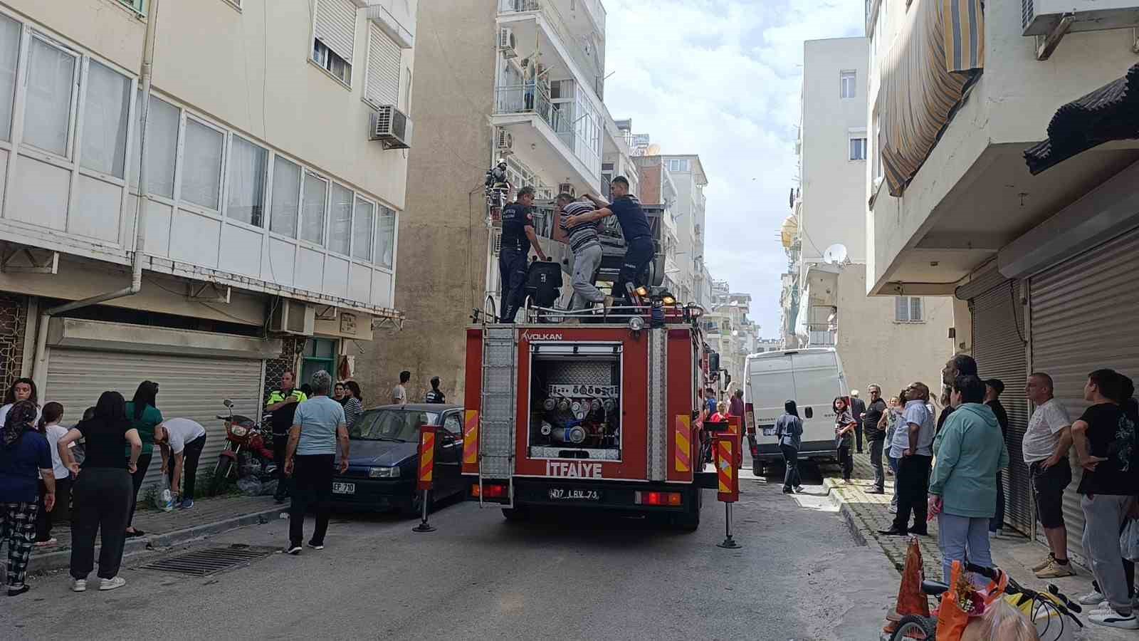 Antalya’da 4 Katlı Binada Yangın Söndürme Operasyonu: İtfaiye Mahsur Kalanları Kurtardı
