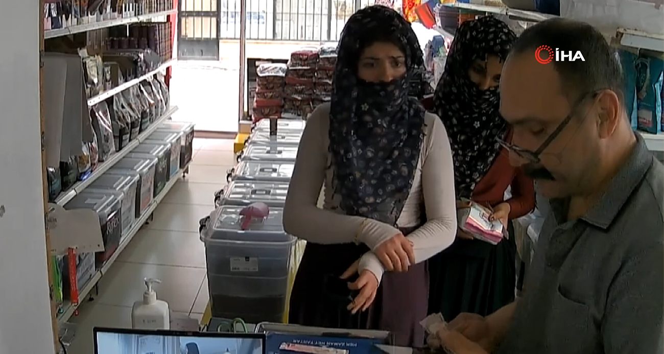 Antalya’da Petshop Sahibini Dolandıran Sihirbaz Hareketler Kamerada