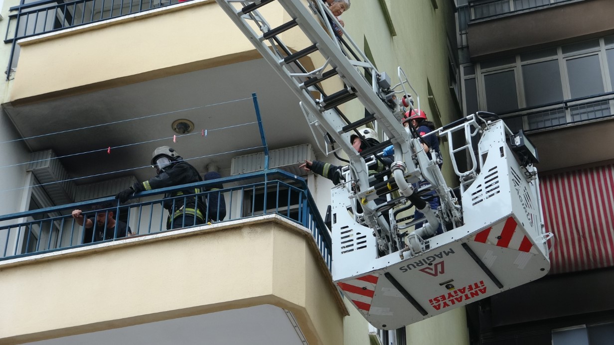 Antalya’da Yüksek Katlı Apartmanda Yangın Paniği: 6 Kişi Kurtarıldı, 4 Kişi Hastaneye Kaldırıldı