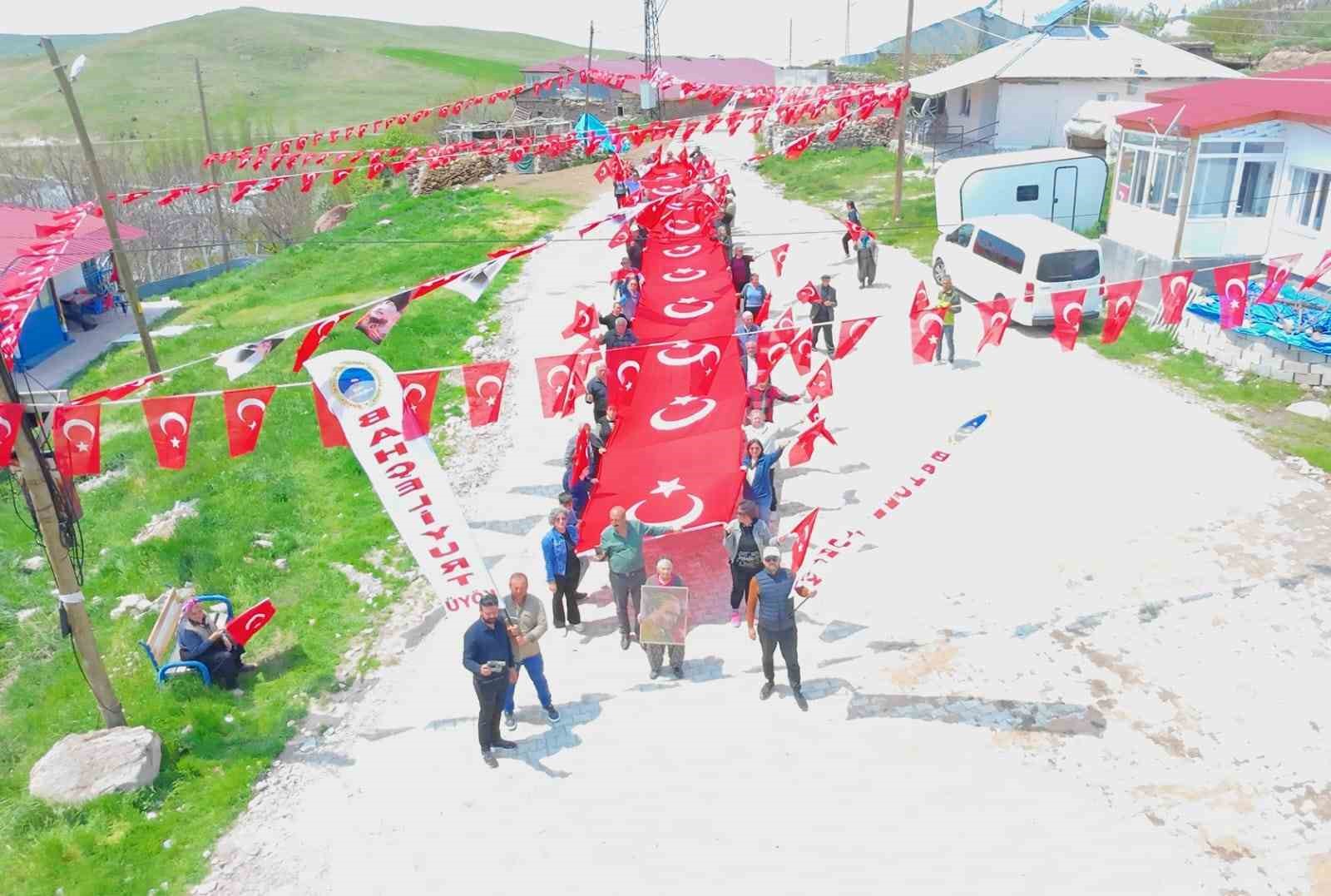 Bahçeliyurt Köyünde 24 Metrelik Türk Bayrağıyla Coşkulu Yürüyüş
