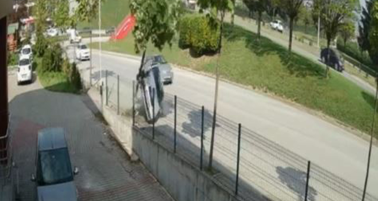Bolu’da Kontrolden Çıkan Otomobil Ağaca Çarparak Devrildi