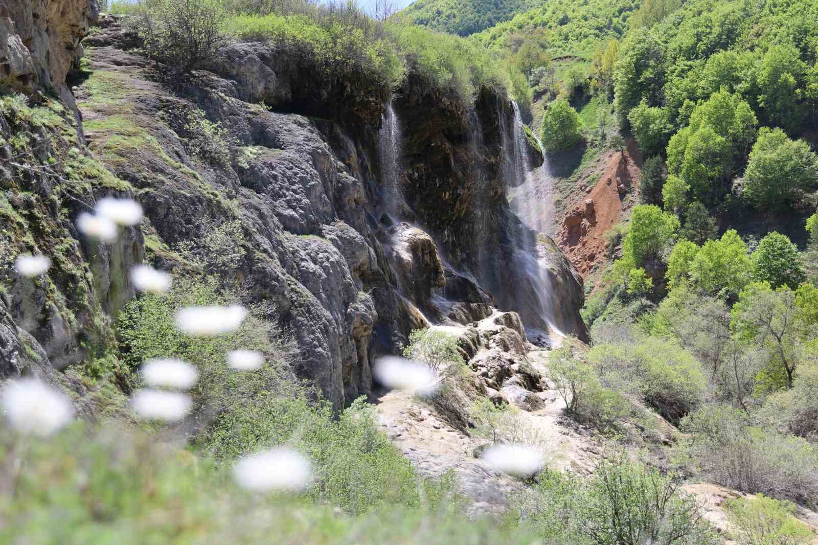 Dipsiz Göl Şelalesi, Baharın Gelişiyle Ziyaretçilerini Mest Ediyor