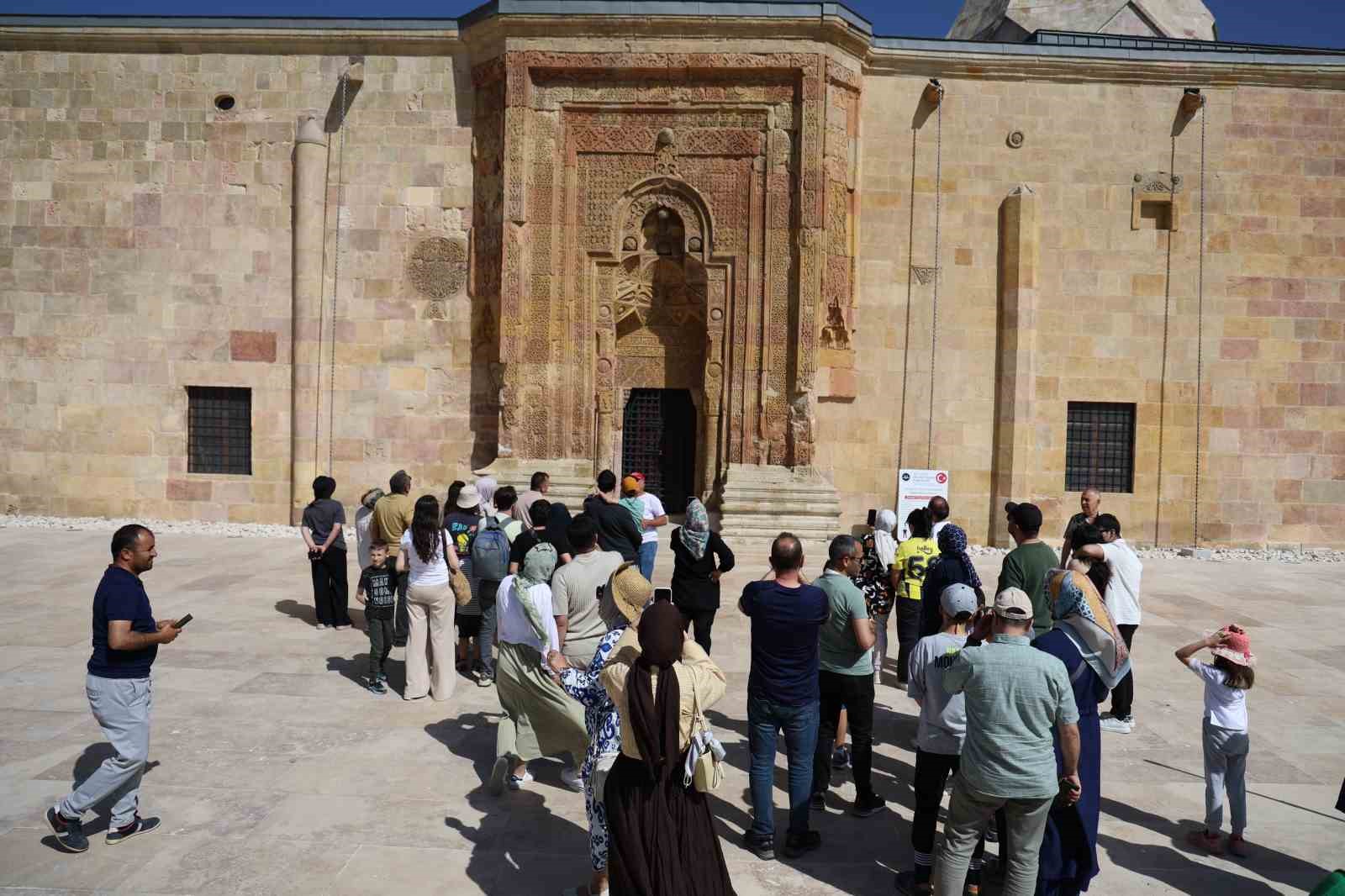 Divriği Ulu Camii’nde Gizemli Gölge Olayı Ziyaretçileri Büyülüyor