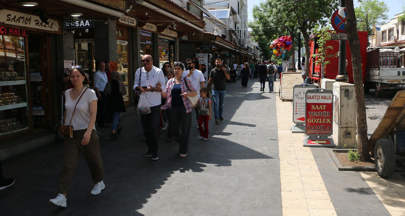 Diyarbakır Halkı ve Esnafı, PKK’nın Kendini Feshetme Kararını Memnuniyetle Karşıladı