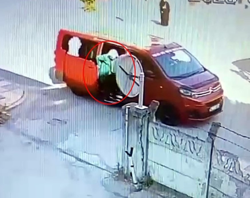 Dolmuşta Talihsiz Kaza: Yaşlı Kadın Yaralandı