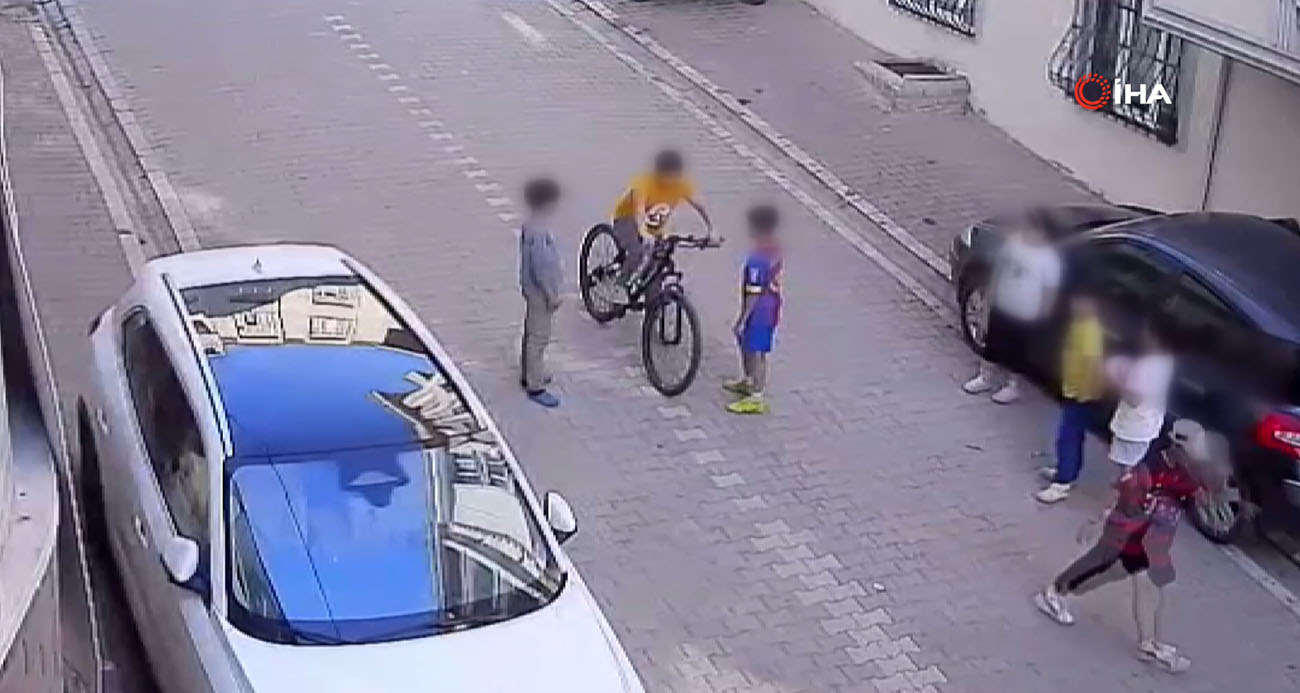 Esenyurt’ta Bisiklet Hırsızlığı Sırasında Kaza: Çocuk Araba Çarpması Anı Kameralara Yansıdı