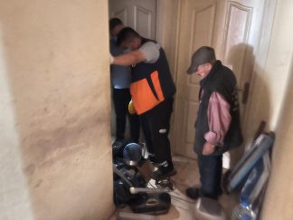 Esenyurt’ta Çöp Evden 3 Kamyon Çöp Çıkarıldı