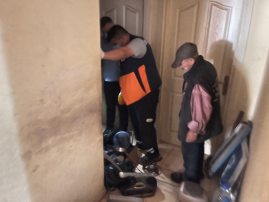 Esenyurt’ta Çöp Evden 3 Kamyon Çöp Çıkarıldı
