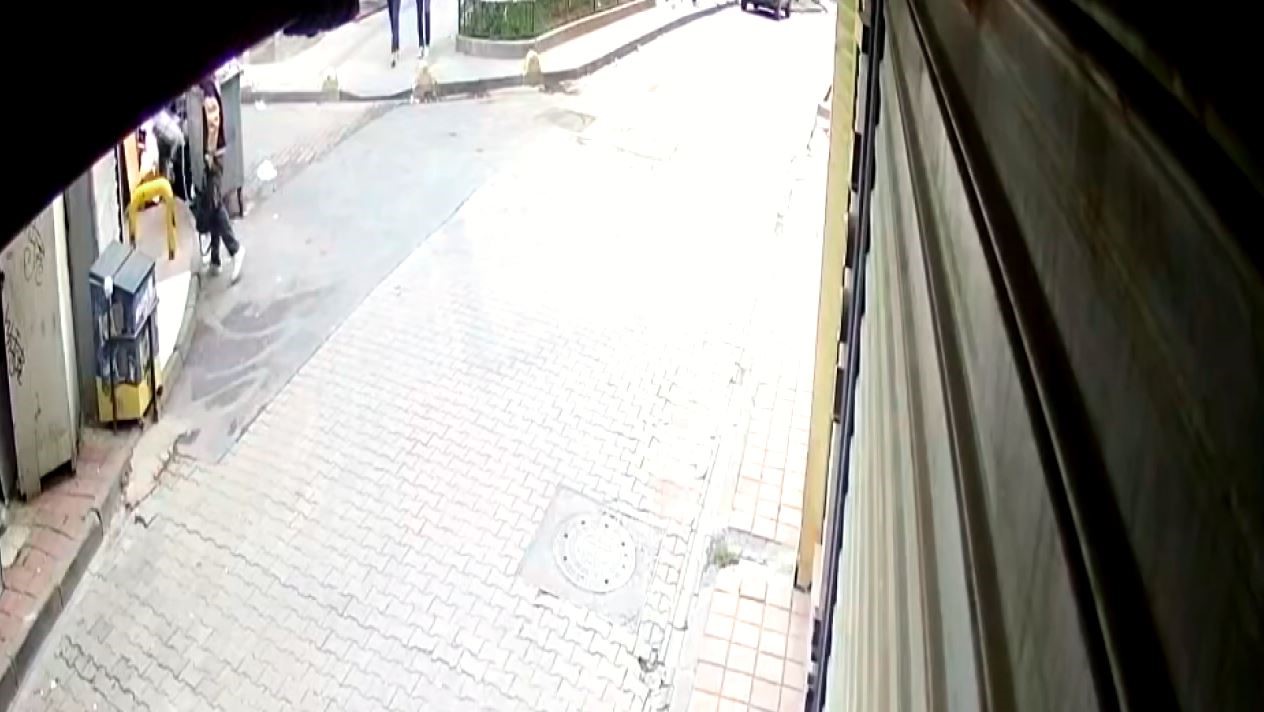 Fatih’te Dikkatsizlik Sonucu Pırlanta Dolu Poşet Çöp Kutusuna Atıldı