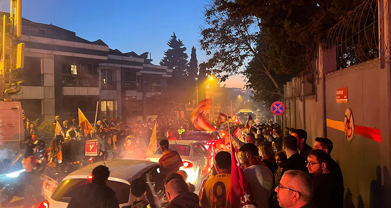 Galatasaray Taraftarları Florya’da Zaferi Kutladı