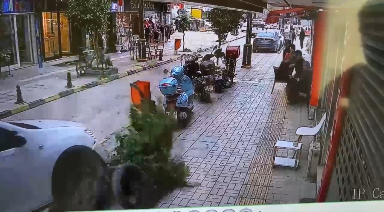 Hatay’da Kontrolden Çıkan Otomobil Kaldırımda Dehşet Saçtı
