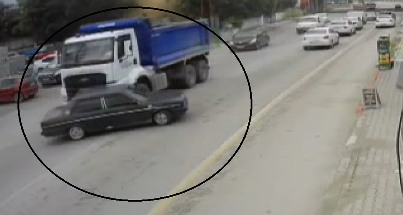 Hatay’da Trafik Kazası: Hafriyat Kamyonu Otomobili Sürükledi