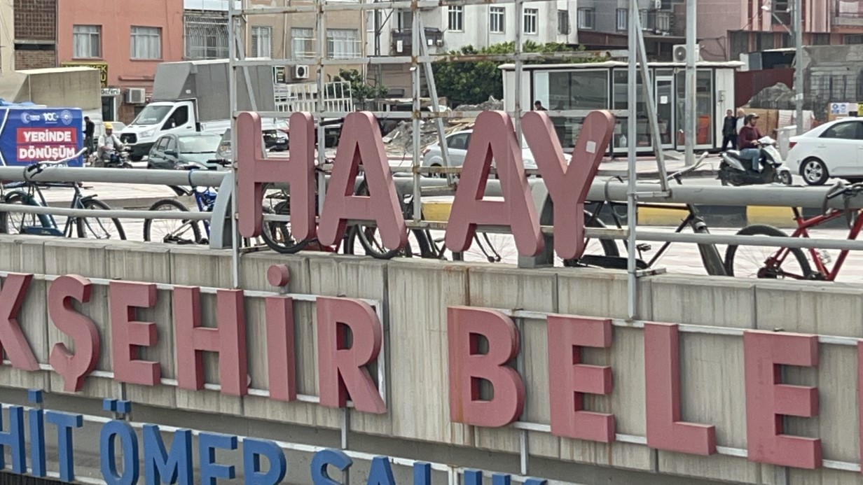 İskenderun’da Kaybolan ‘T’ Harfleri Yeniden Yerlerini Aldı