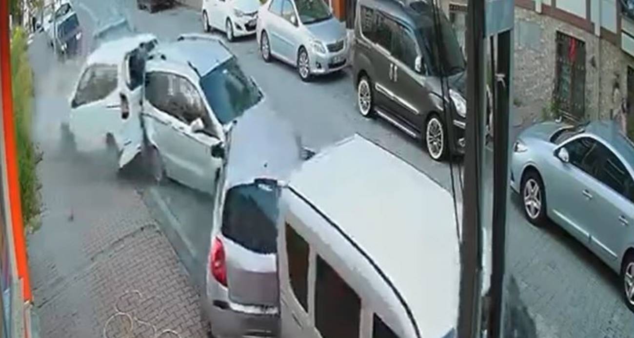 İstanbul Esenyurt’ta Kontrolden Çıkan Araç Park Halindeki Araçlara Zarar Verdi