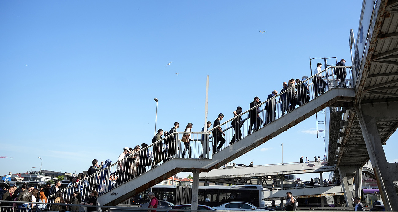 İstanbul’da Özel Halk Otobüsleri Grevi Metrobüs Duraklarında Yoğunluğa Neden Oldu
