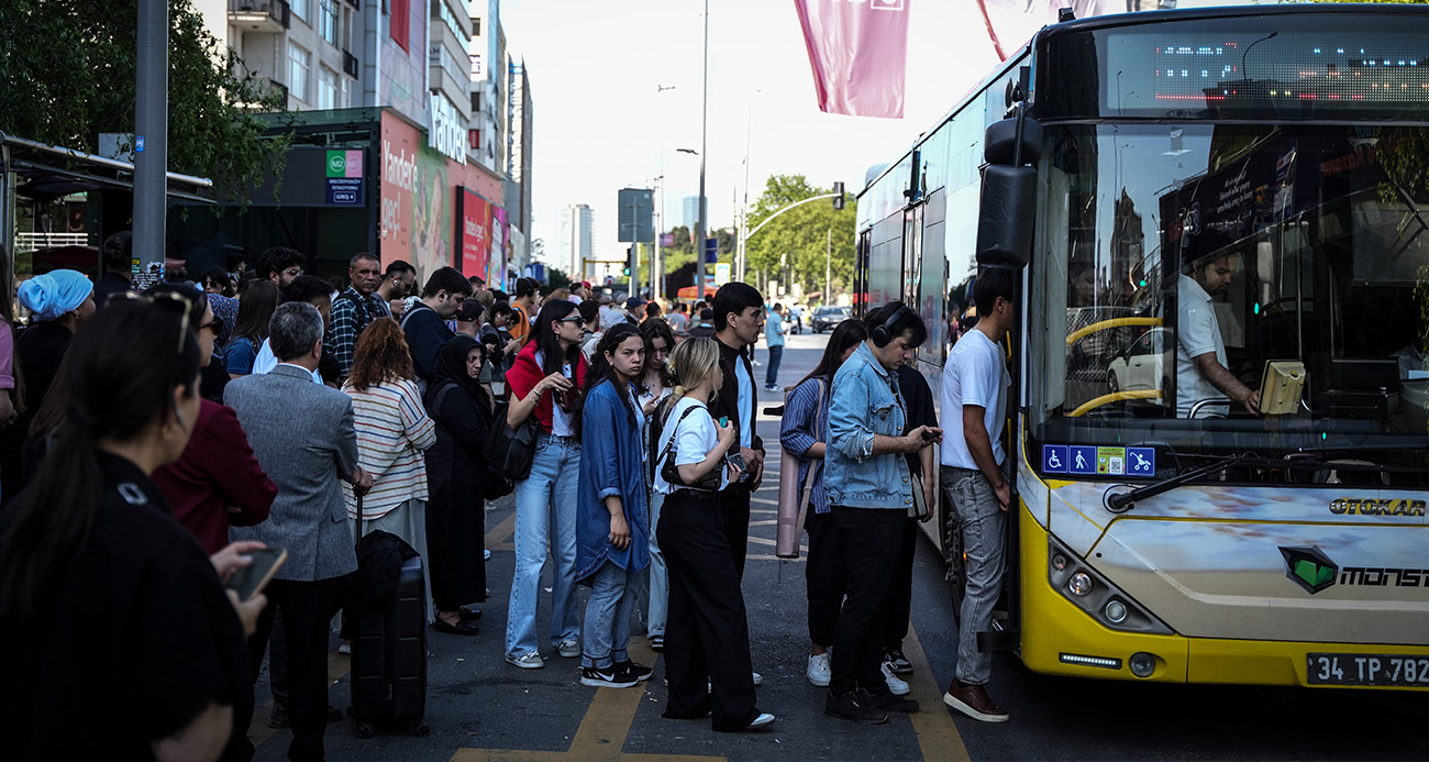 İstanbul’da Özel Halk Otobüsleri Seferi Durdurdu: Duraklarda Yoğunluk Arttı