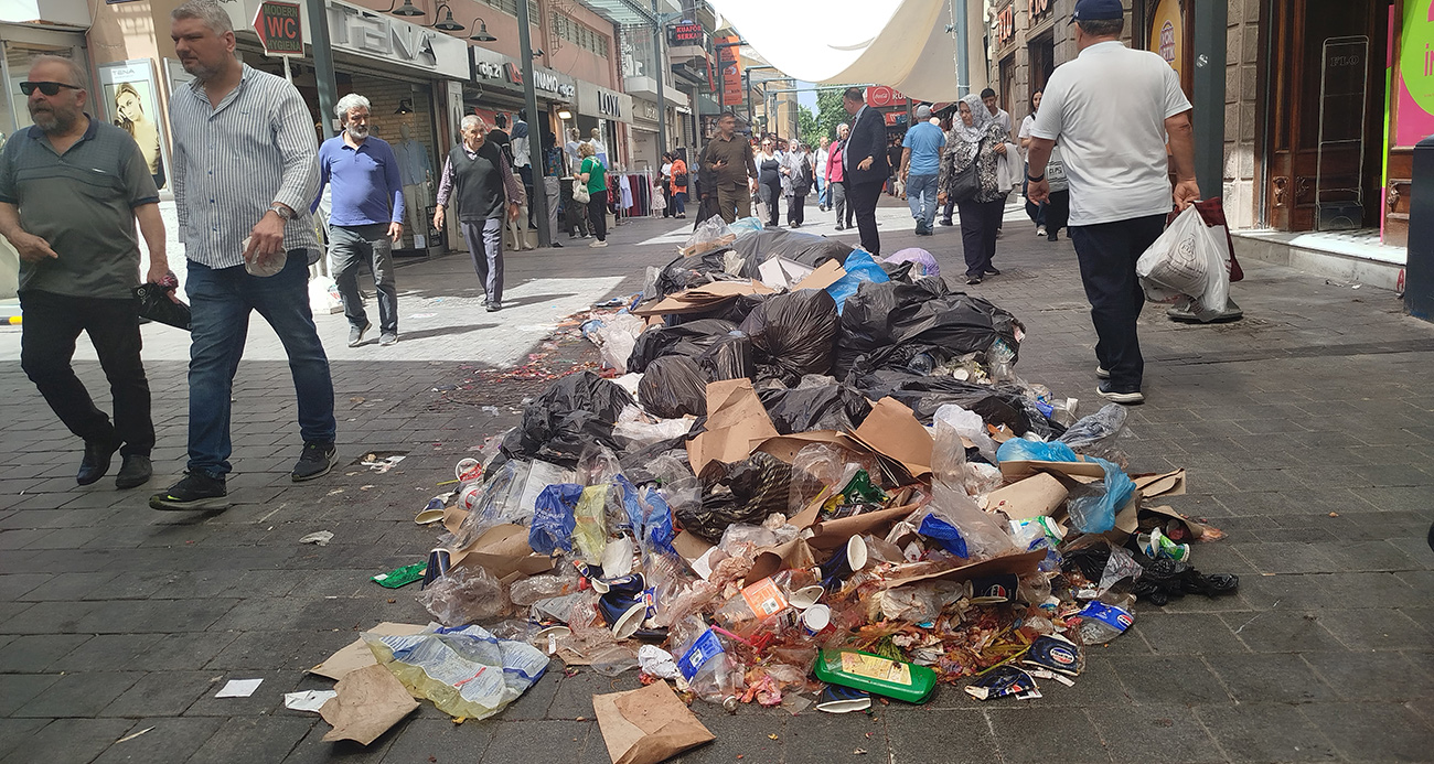 İzmir Konak’ta Grev Kaynaklı Çöp Krizi