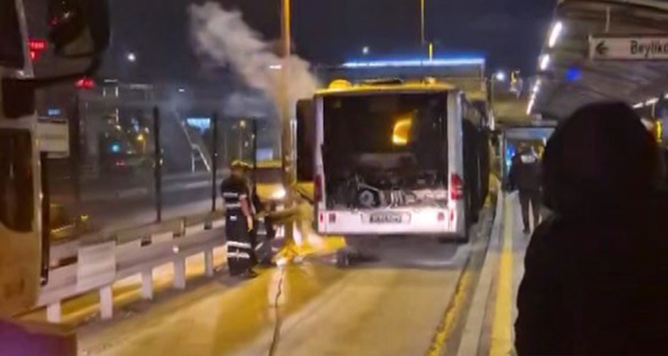 Kağıthane’de Metrobüs Yangını Nedeniyle Seferler Aksadı