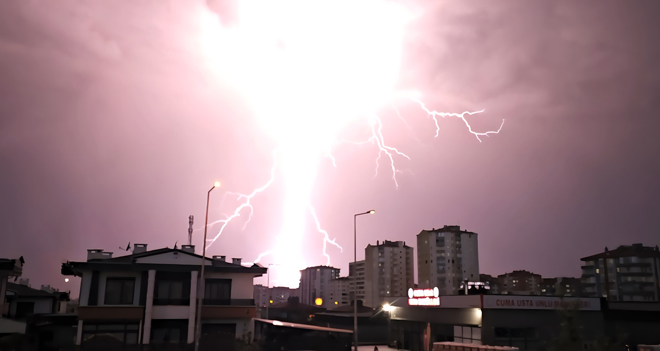 Kayseri’de Şimşeklerin Dansı Geceyi Aydınlattı