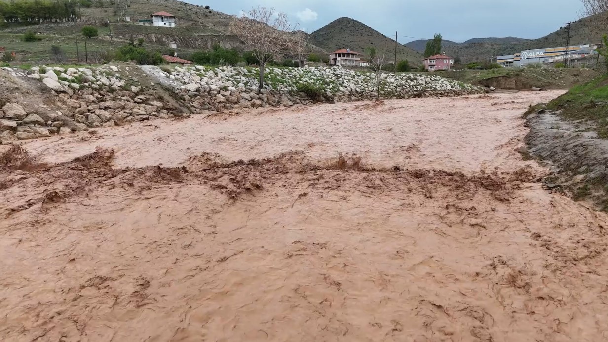 Kırıkkale’de Şiddetli Sağanak Nedeniyle Hayat Durma Noktasına Geldi