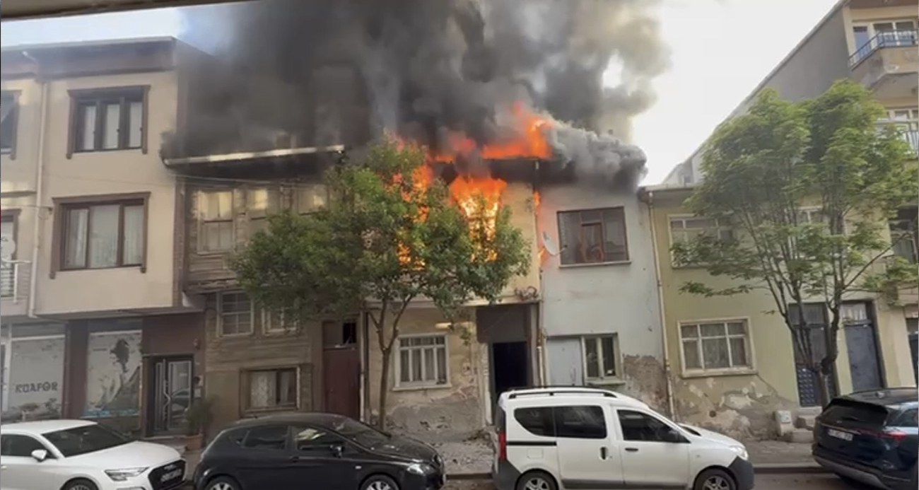 Kocaeli Darıca’da İki Ev Kül Oldu, İtfaiye Ekipleri Zor Anlar Yaşadı
