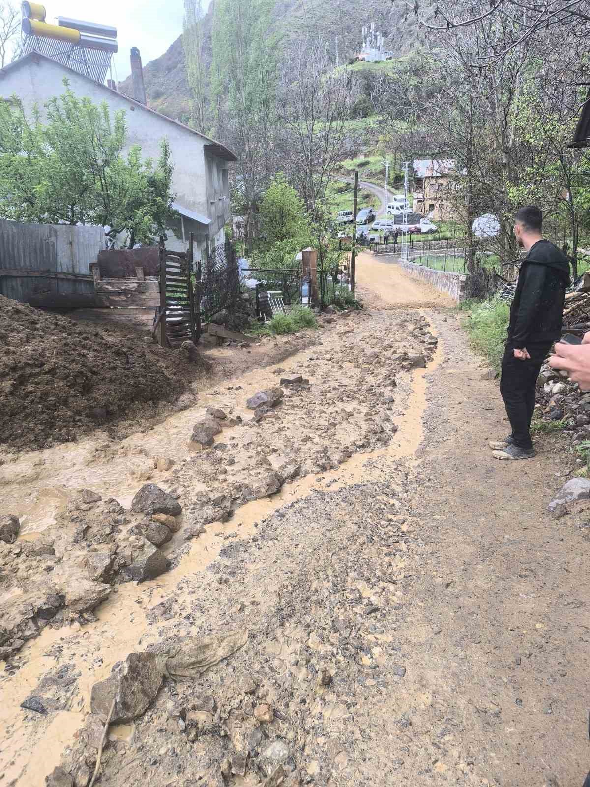 Koyulhisar’da Sağanak Yağışın Ardından Ahır Sular Altında Kaldı