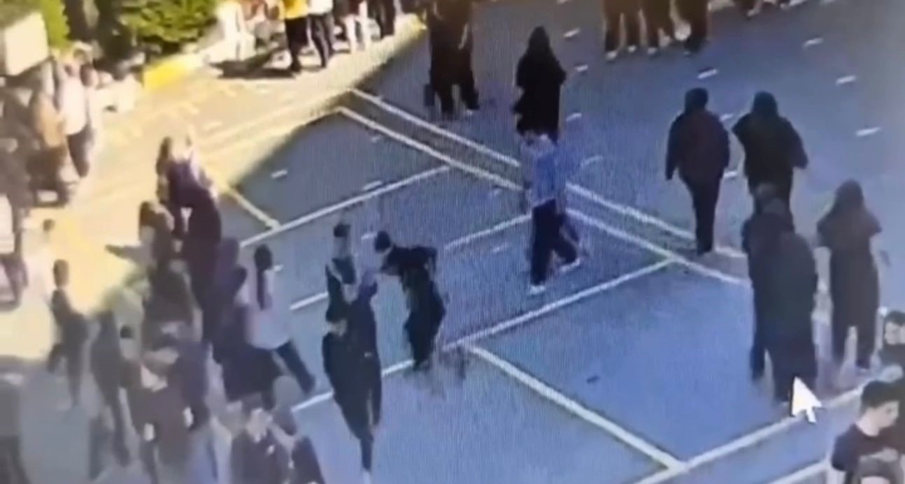Lise Öğrencisi, Okul Bahçesinde Arkadaşını Bıçaklayarak Yaraladı
