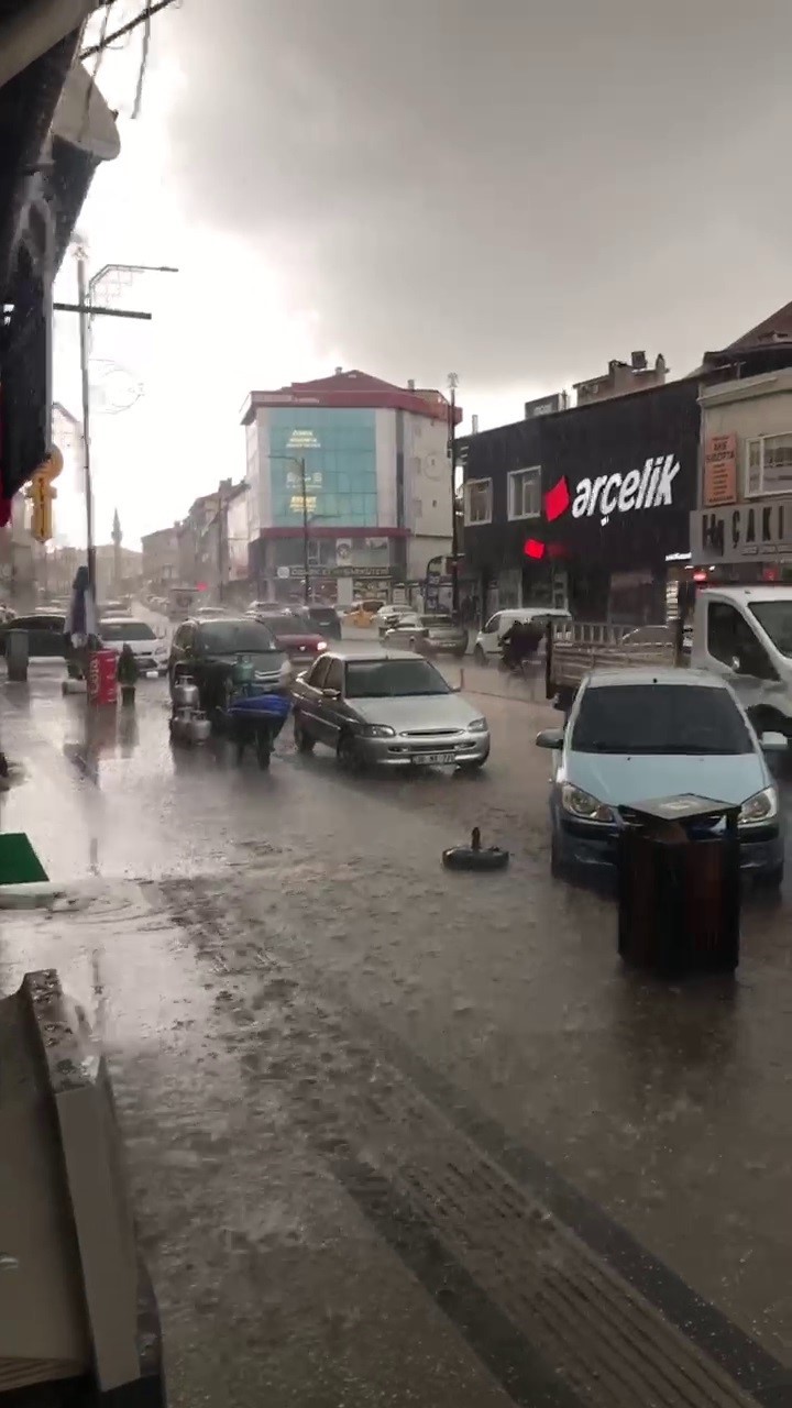 Şarkışla’da Dolu Yağışı Hayatı Felç Etti