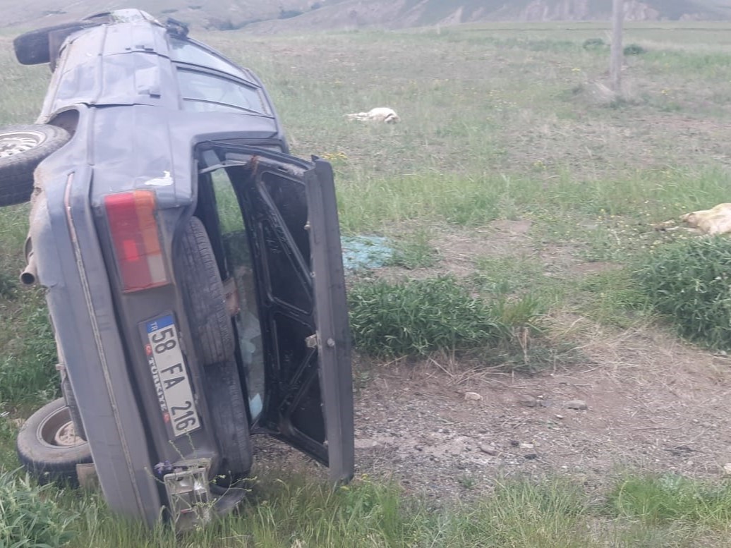 Şarkışla’da Trafik Kazası: Otomobil Koyun Sürüsüne Çarptı, Yaralılar Var